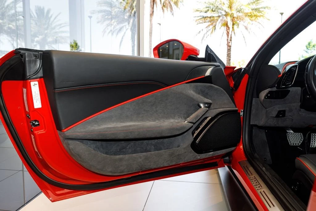 2022 Ferrari Roma - Image 23 of 31