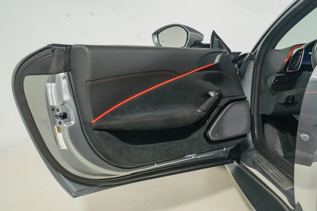2022 Ferrari Roma - Image 16 of 31