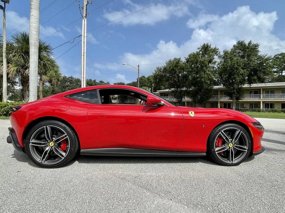2022 Ferrari Roma - Image 13 of 31