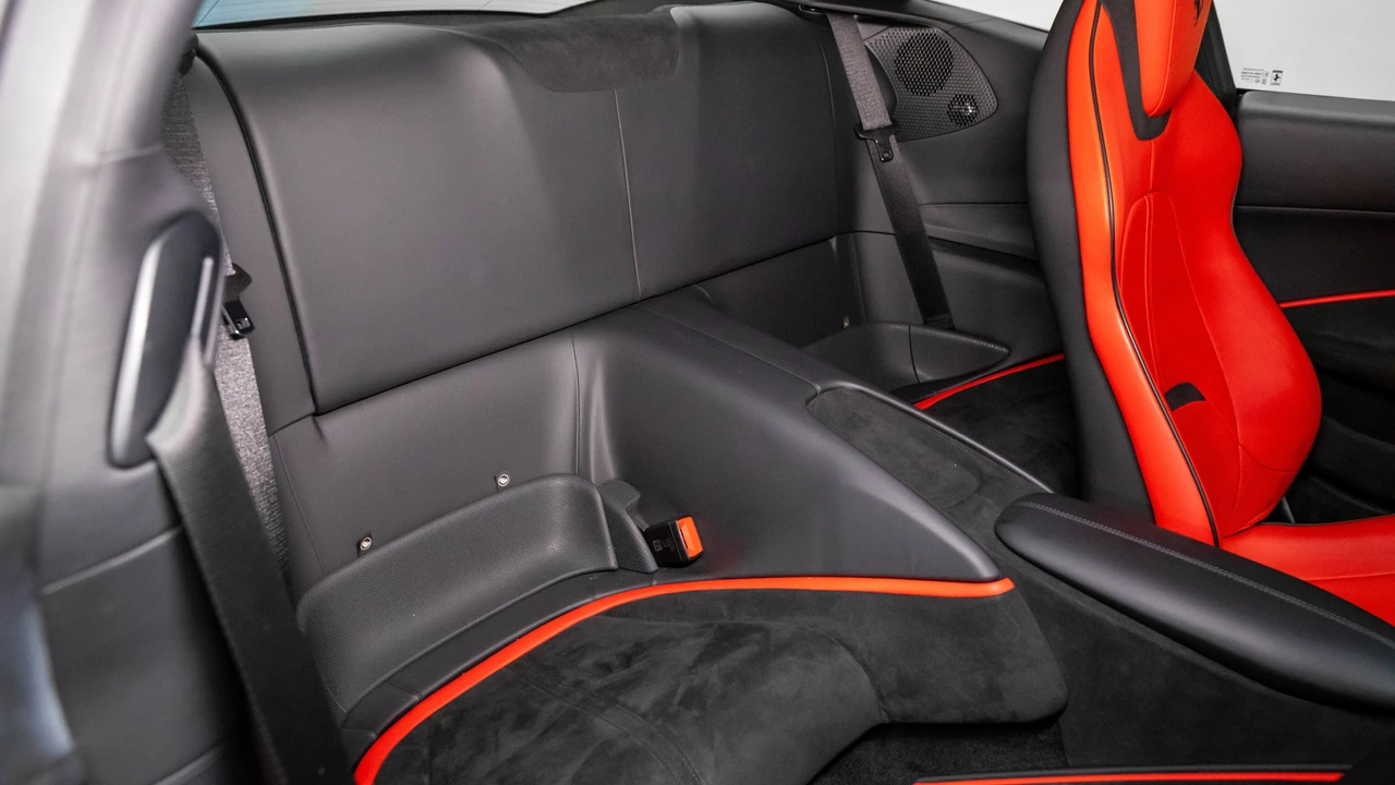 2022 Ferrari Roma - Image 17 of 31