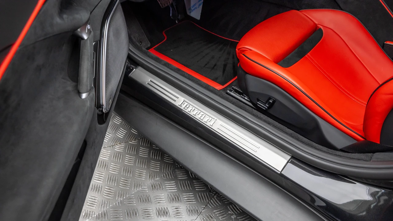 2022 Ferrari Roma - Image 14 of 31