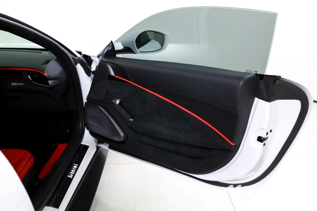 2022 Ferrari Roma - Image 19 of 31