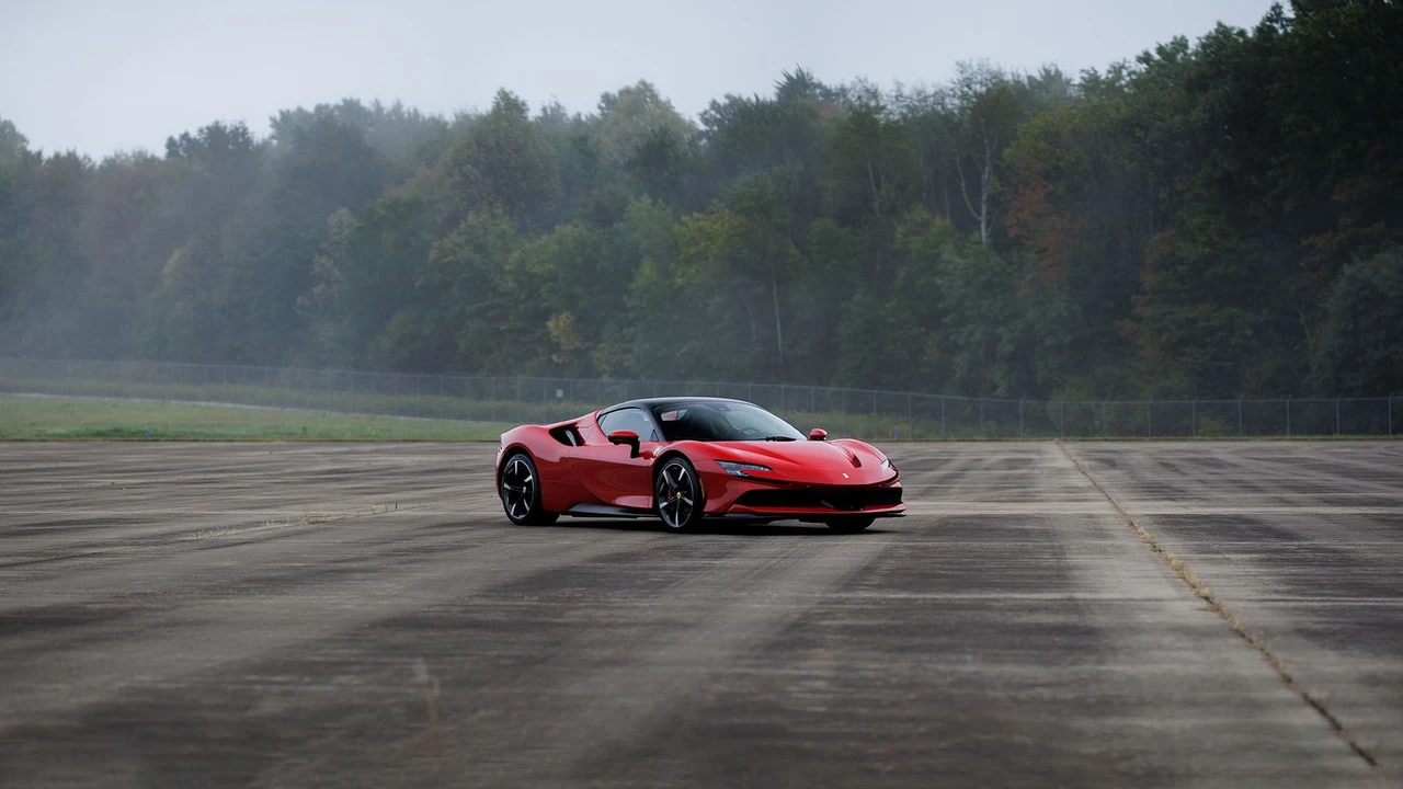 2022 Ferrari SF90 Spider - Image 16 of 31