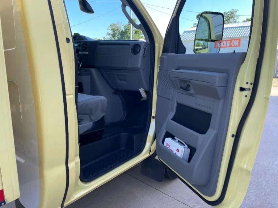 2022 Ford Econoline Van - Image 12 of 17