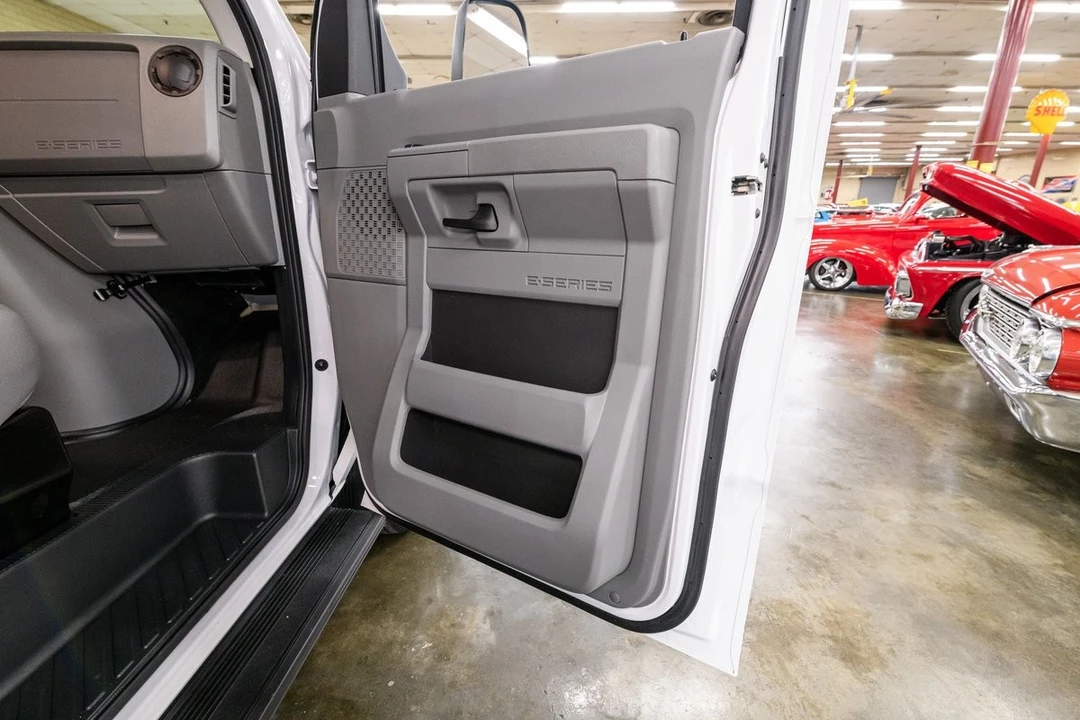 2022 Ford Econoline Van - Image 13 of 31