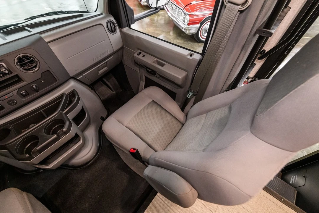 2022 Ford Econoline Van - Image 18 of 31