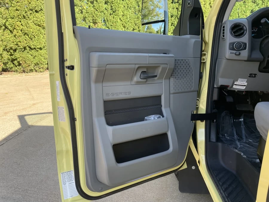 2022 Ford Econoline Van - Image 24 of 27