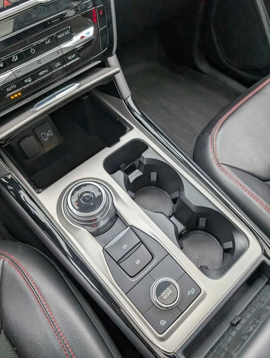 2022 Ford Explorer 6th Gen - Image 16 of 19