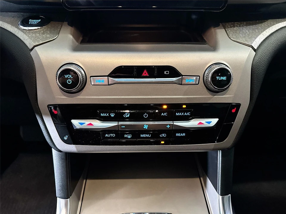 2022 Ford Explorer 6th Gen - Image 13 of 31