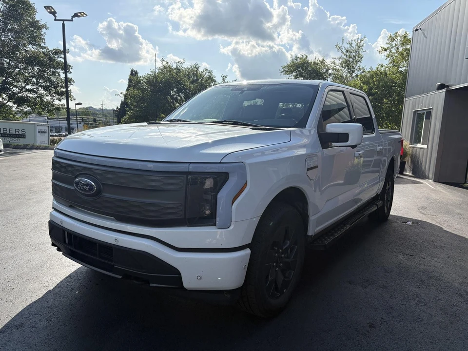 2022 Ford F-150 Lightning 14th Gen - Image 4 of 18