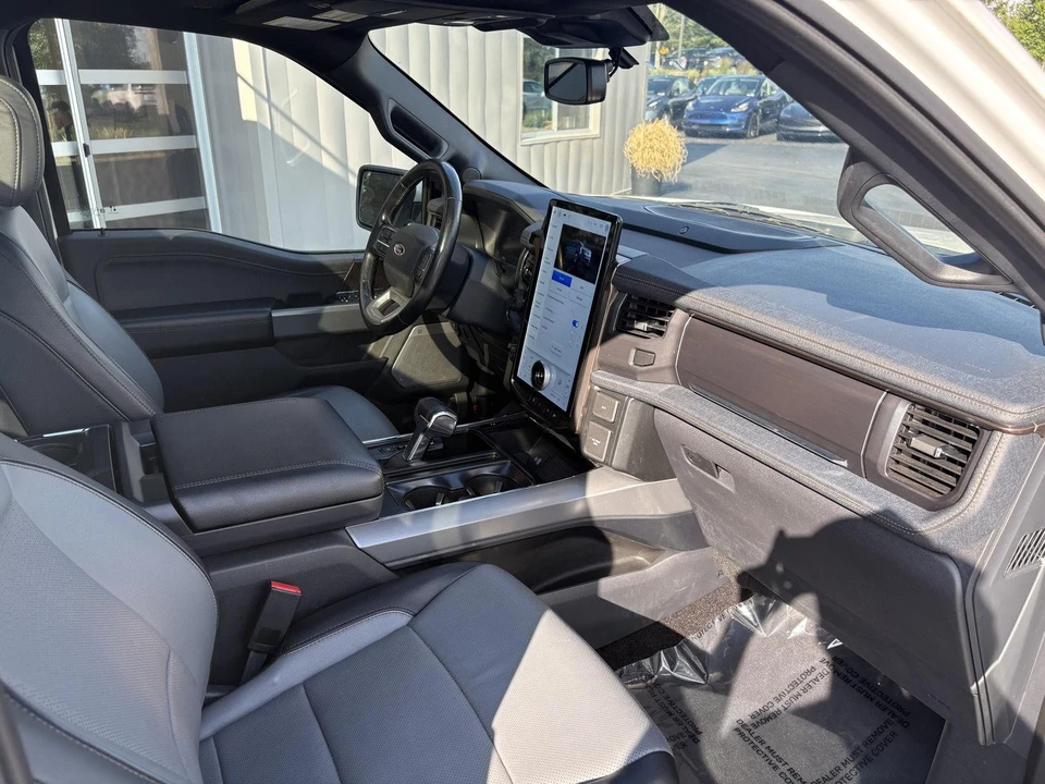2022 Ford F-150 Lightning 14th Gen - Image 16 of 18
