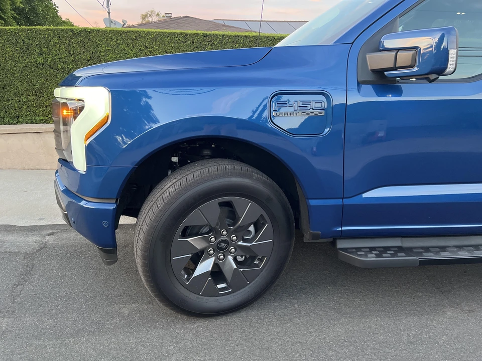 2022 Ford F-150 Lightning 14th Gen - Image 19 of 31