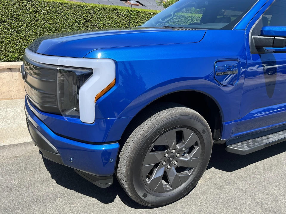 2022 Ford F-150 Lightning 14th Gen - Image 18 of 31