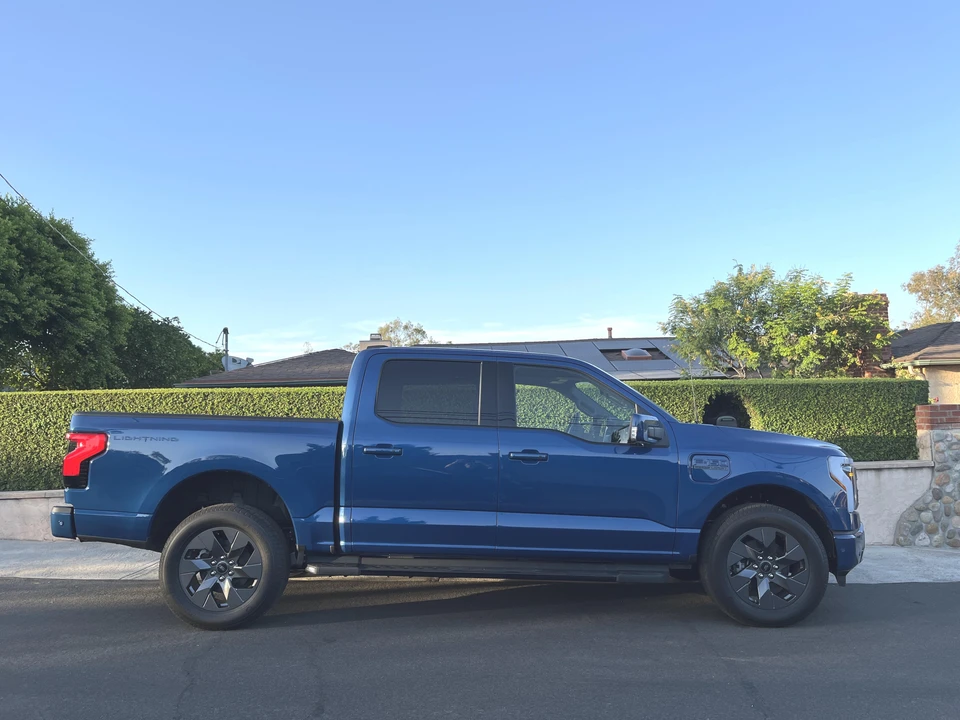 2022 Ford F-150 Lightning 14th Gen - Image 14 of 31