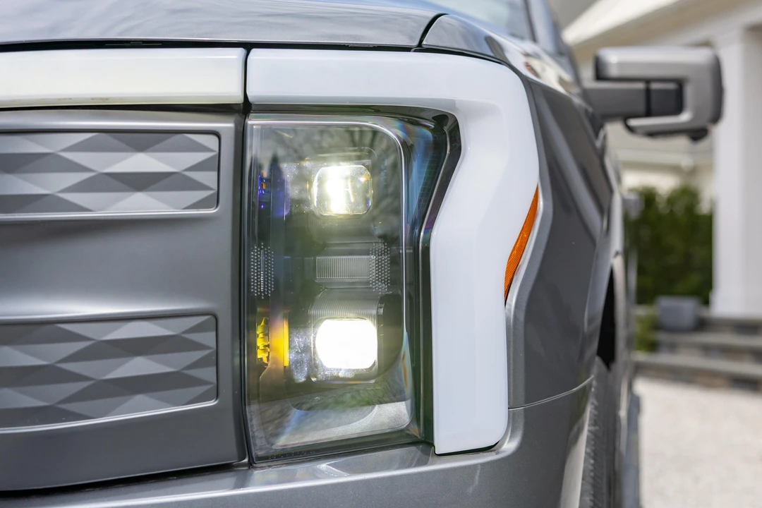 2022 Ford F-150 Lightning 14th Gen - Image 16 of 31