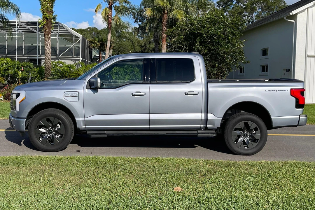 2022 Ford F-150 Lightning 14th Gen - Image 3 of 31