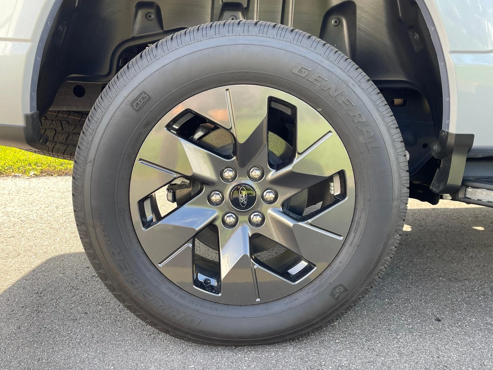 2022 Ford F-150 Lightning 14th Gen - Image 22 of 31