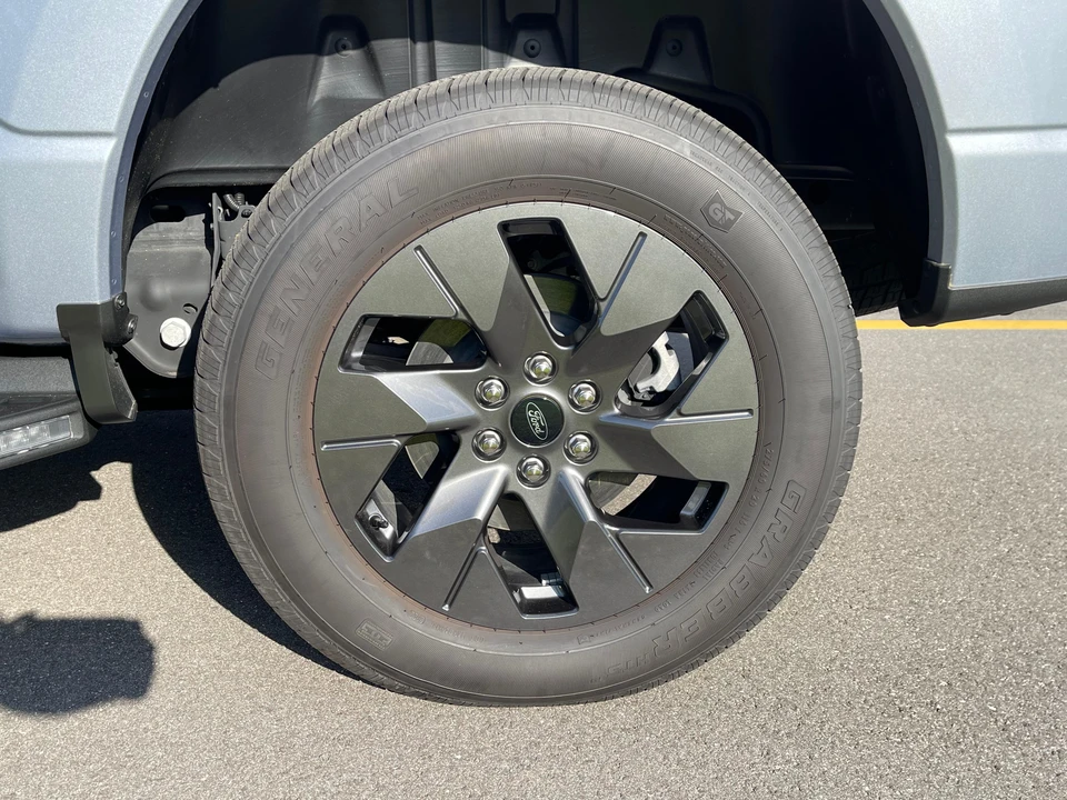 2022 Ford F-150 Lightning 14th Gen - Image 21 of 31