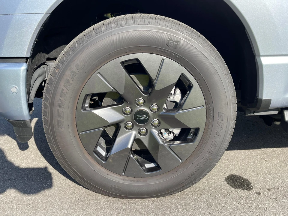 2022 Ford F-150 Lightning 14th Gen - Image 20 of 31