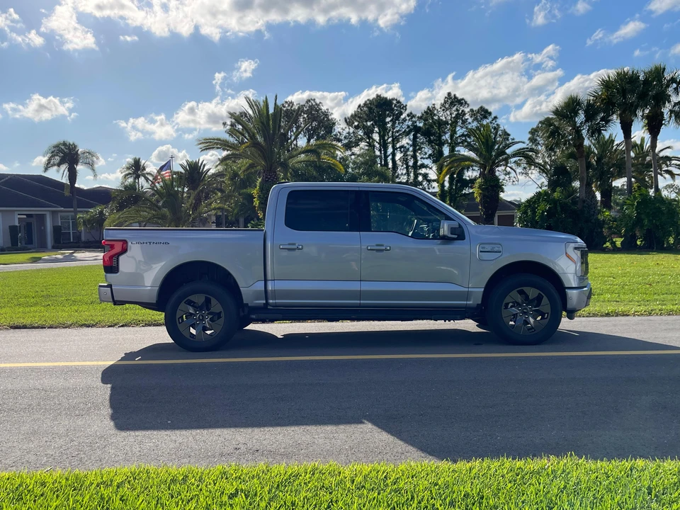 2022 Ford F-150 Lightning 14th Gen - Image 7 of 31