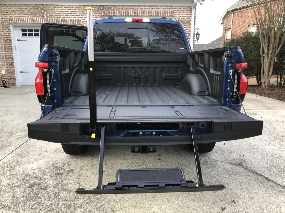 2022 Ford F-150 Lightning 14th Gen - Image 14 of 31
