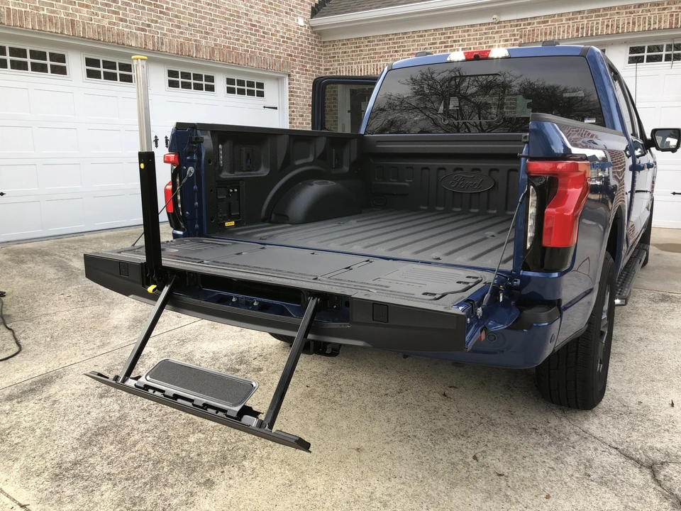 2022 Ford F-150 Lightning 14th Gen - Image 15 of 31