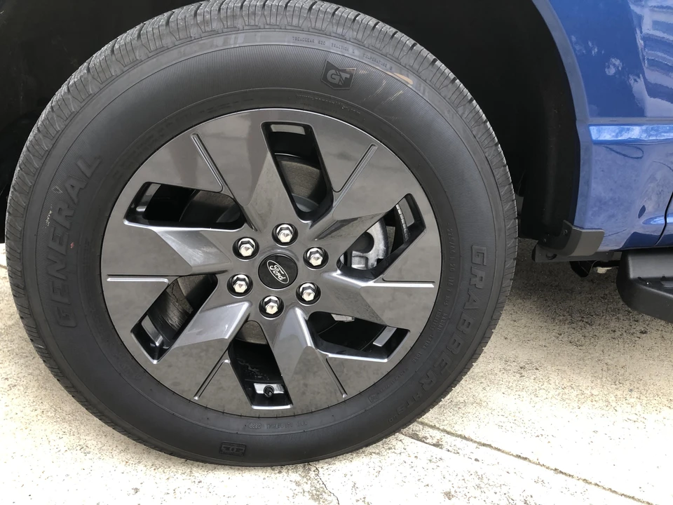 2022 Ford F-150 Lightning 14th Gen - Image 17 of 31