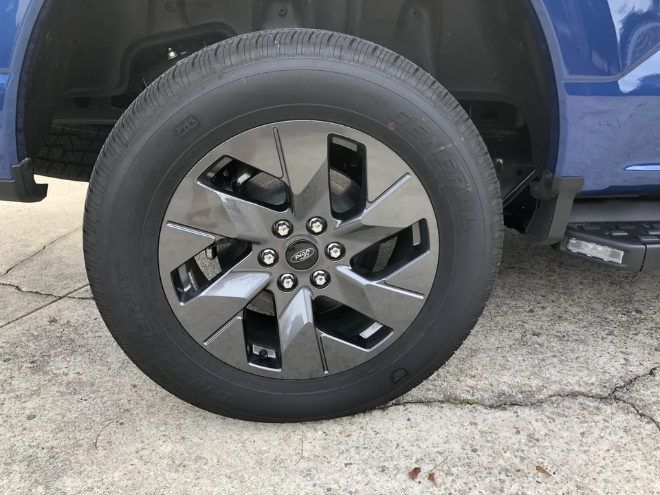 2022 Ford F-150 Lightning 14th Gen - Image 19 of 31