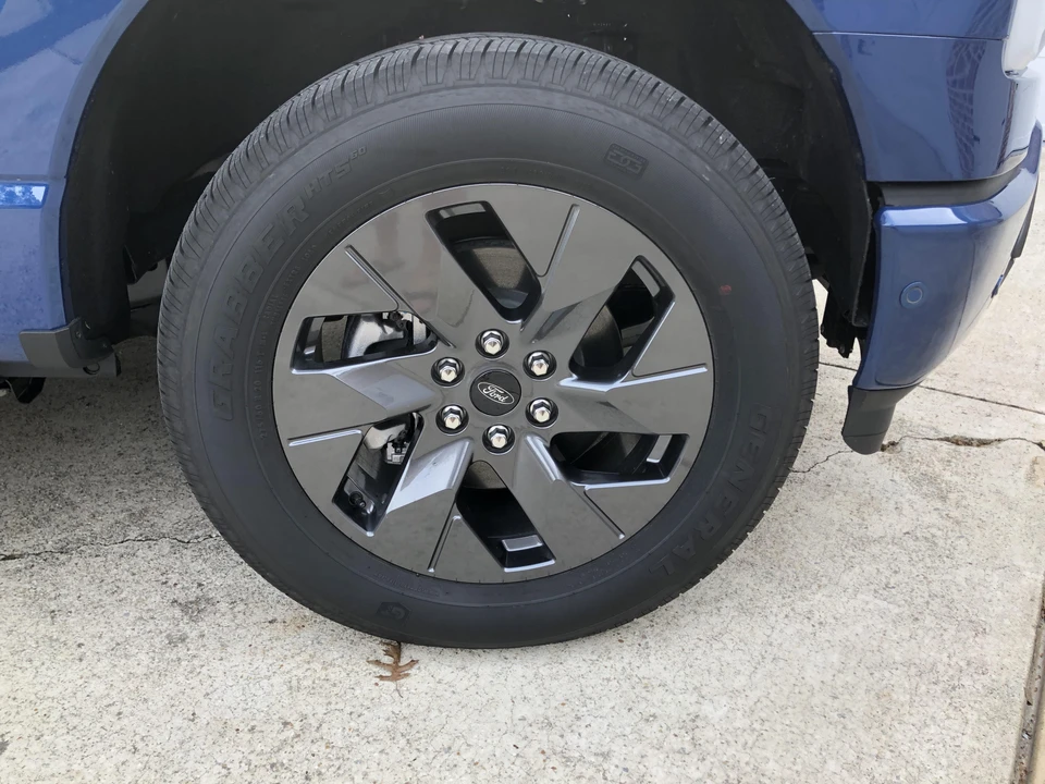 2022 Ford F-150 Lightning 14th Gen - Image 20 of 31