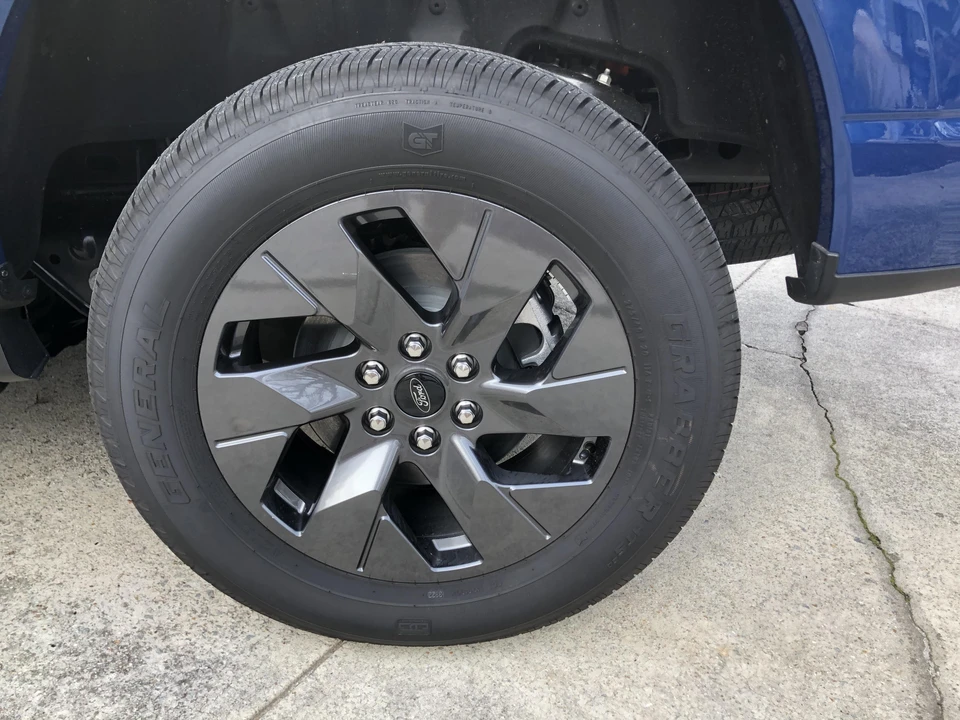 2022 Ford F-150 Lightning 14th Gen - Image 18 of 31