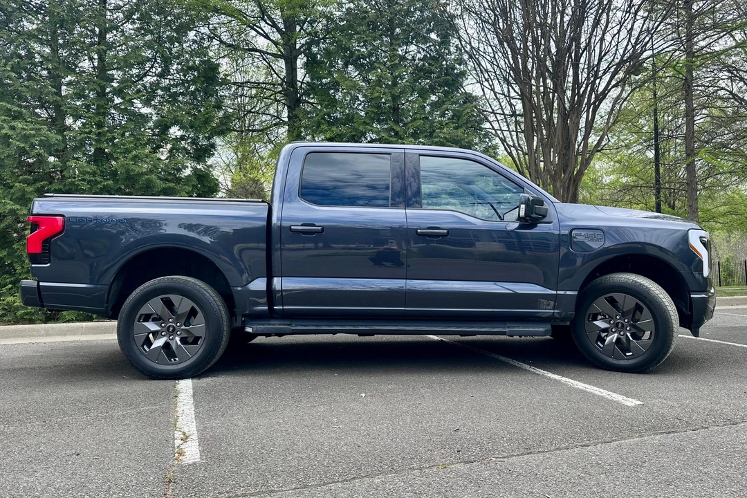 2022 Ford F-150 Lightning 14th Gen - Image 3 of 31