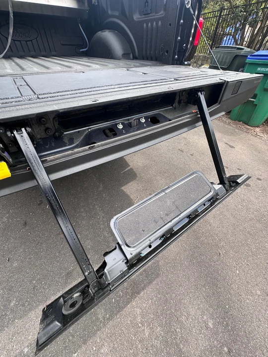 2022 Ford F-150 Lightning 14th Gen - Image 28 of 31