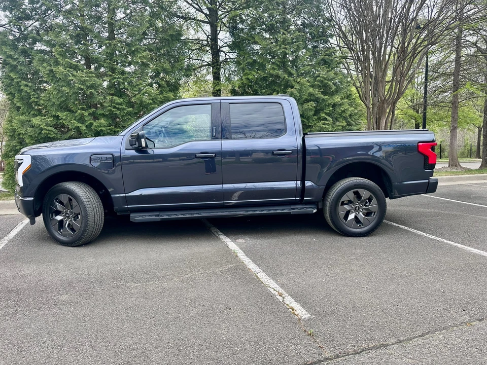 2022 Ford F-150 Lightning 14th Gen - Image 10 of 31