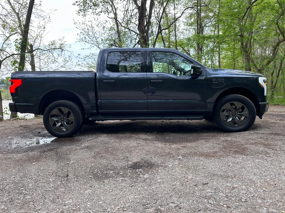 2022 Ford F-150 Lightning 14th Gen - Image 14 of 31