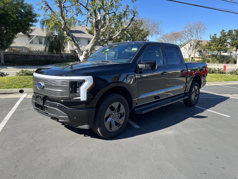 2022 Ford F-150 Lightning 14th Gen - Image 8 of 31