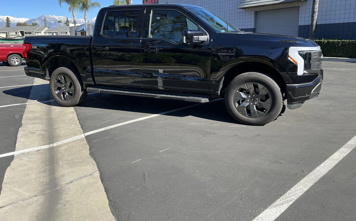 2022 Ford F-150 Lightning 14th Gen - Image 17 of 31