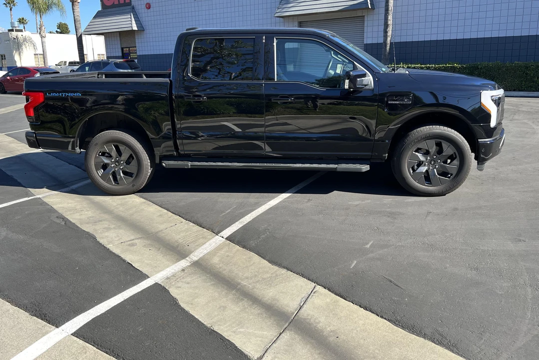 2022 Ford F-150 Lightning 14th Gen - Image 16 of 31