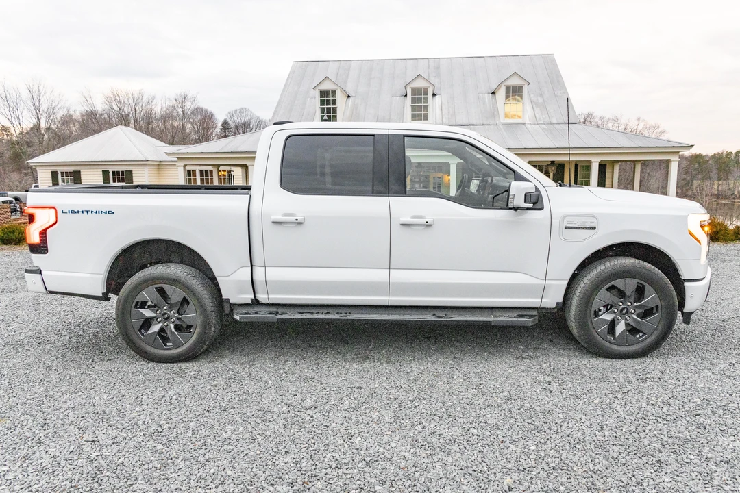 2022 Ford F-150 Lightning 14th Gen - Image 13 of 31