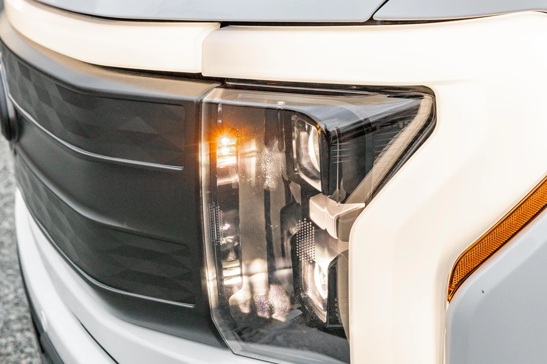 2022 Ford F-150 Lightning 14th Gen - Image 18 of 31
