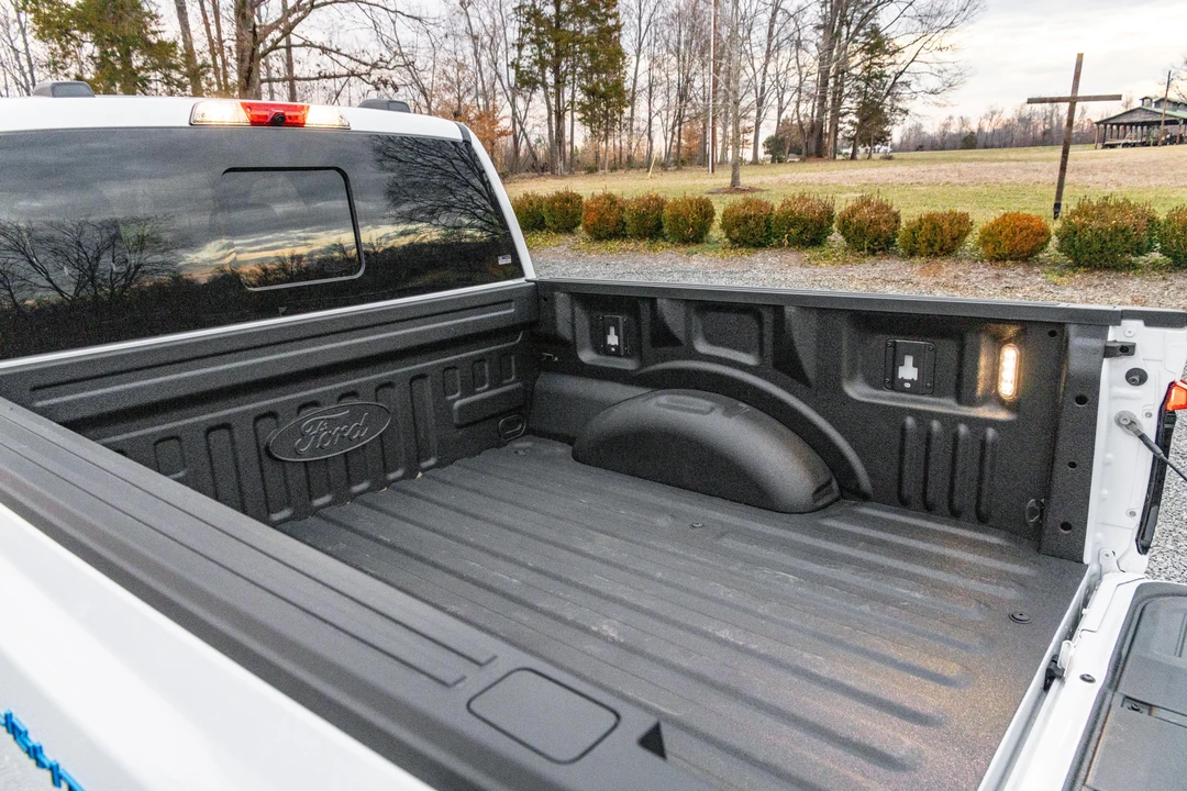 2022 Ford F-150 Lightning 14th Gen - Image 27 of 31