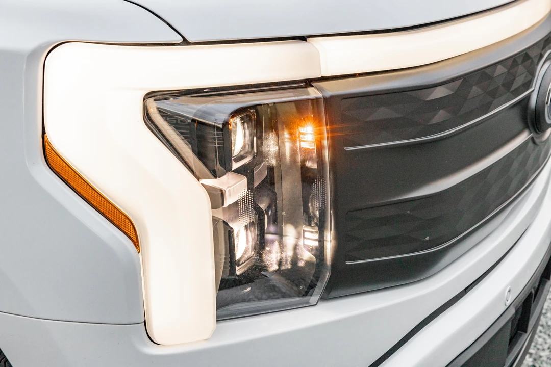 2022 Ford F-150 Lightning 14th Gen - Image 16 of 31