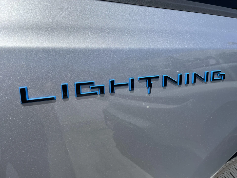 2022 Ford F-150 Lightning 14th Gen - Image 20 of 31