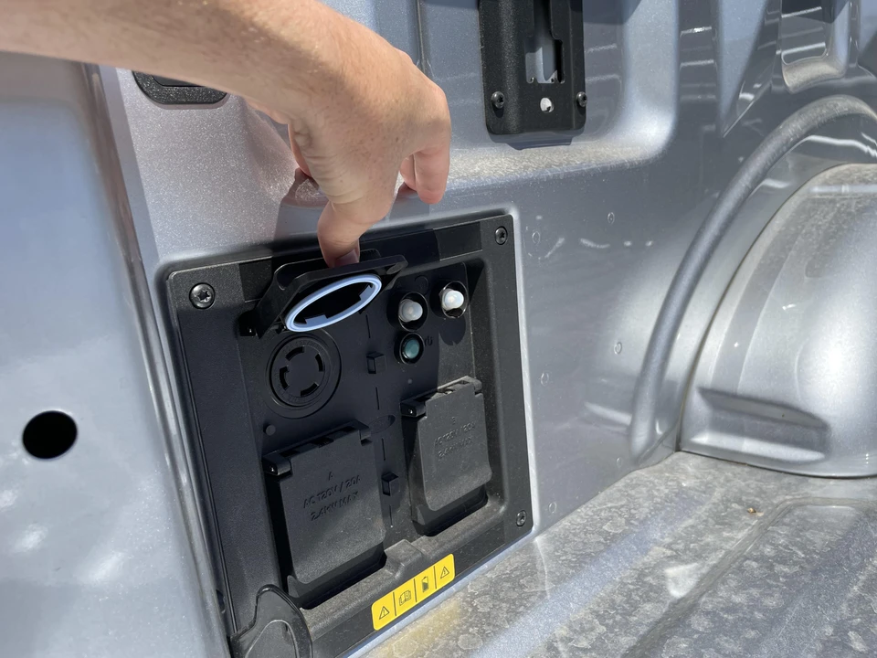 2022 Ford F-150 Lightning 14th Gen - Image 16 of 31