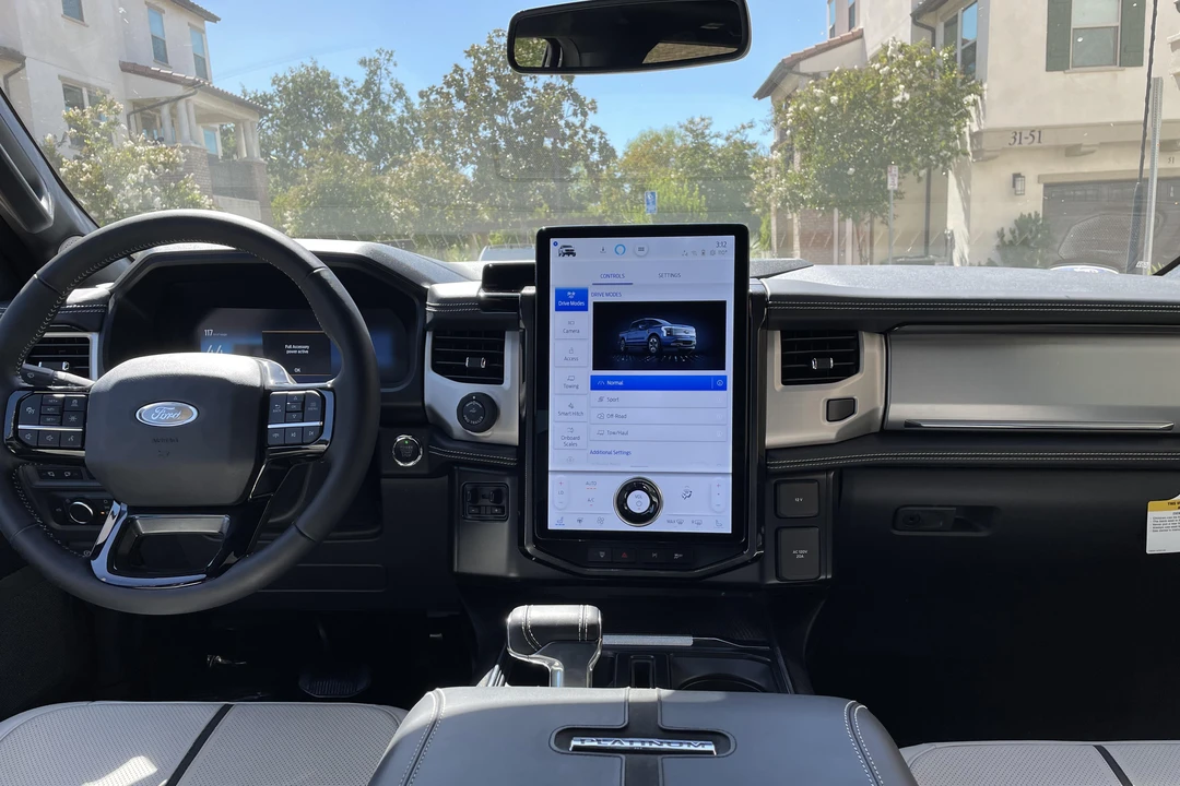 2022 Ford F-150 Lightning 14th Gen - Image 26 of 31