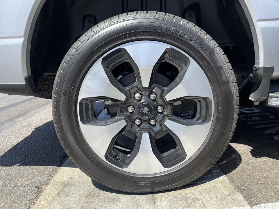 2022 Ford F-150 Lightning 14th Gen - Image 24 of 31
