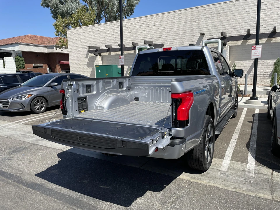 2022 Ford F-150 Lightning 14th Gen - Image 14 of 31