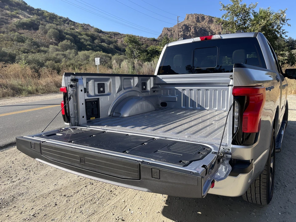 2022 Ford F-150 Lightning 14th Gen - Image 13 of 31
