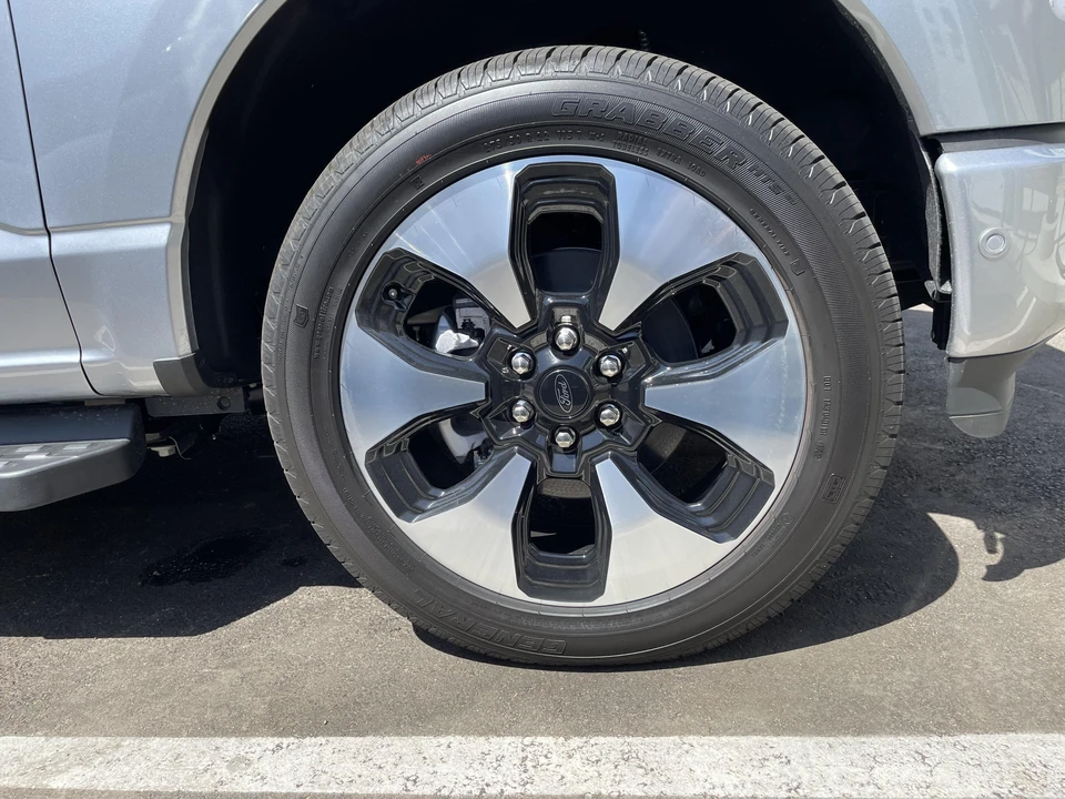 2022 Ford F-150 Lightning 14th Gen - Image 25 of 31