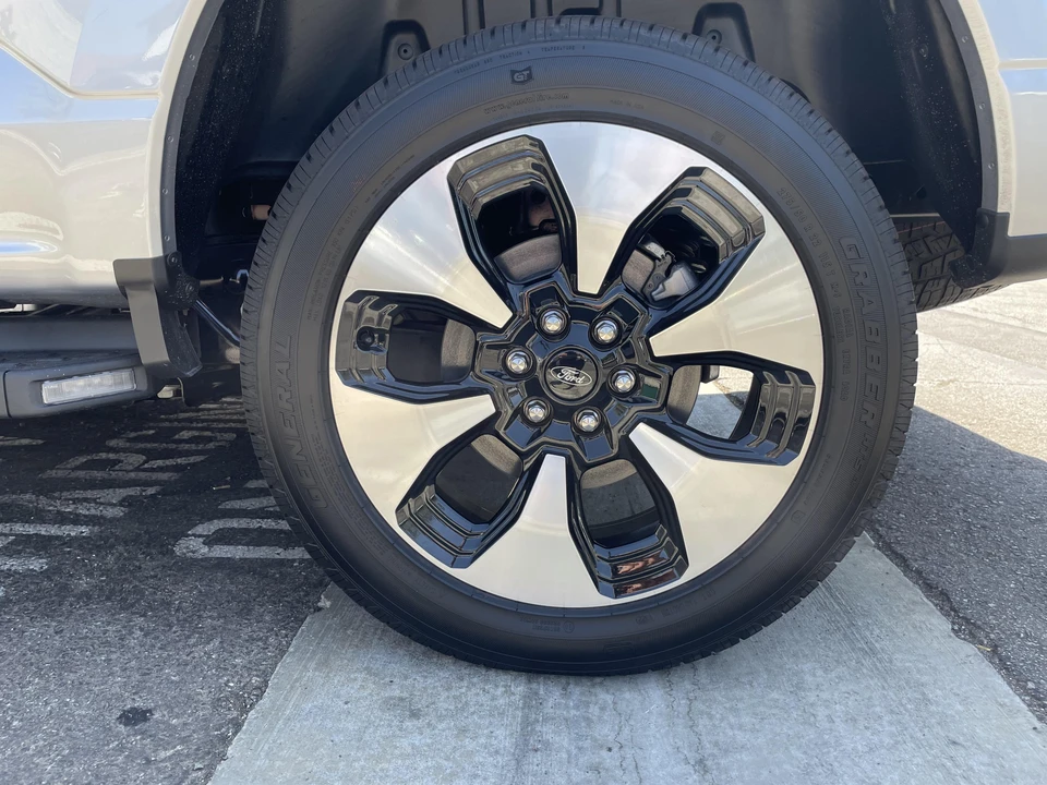 2022 Ford F-150 Lightning 14th Gen - Image 23 of 31