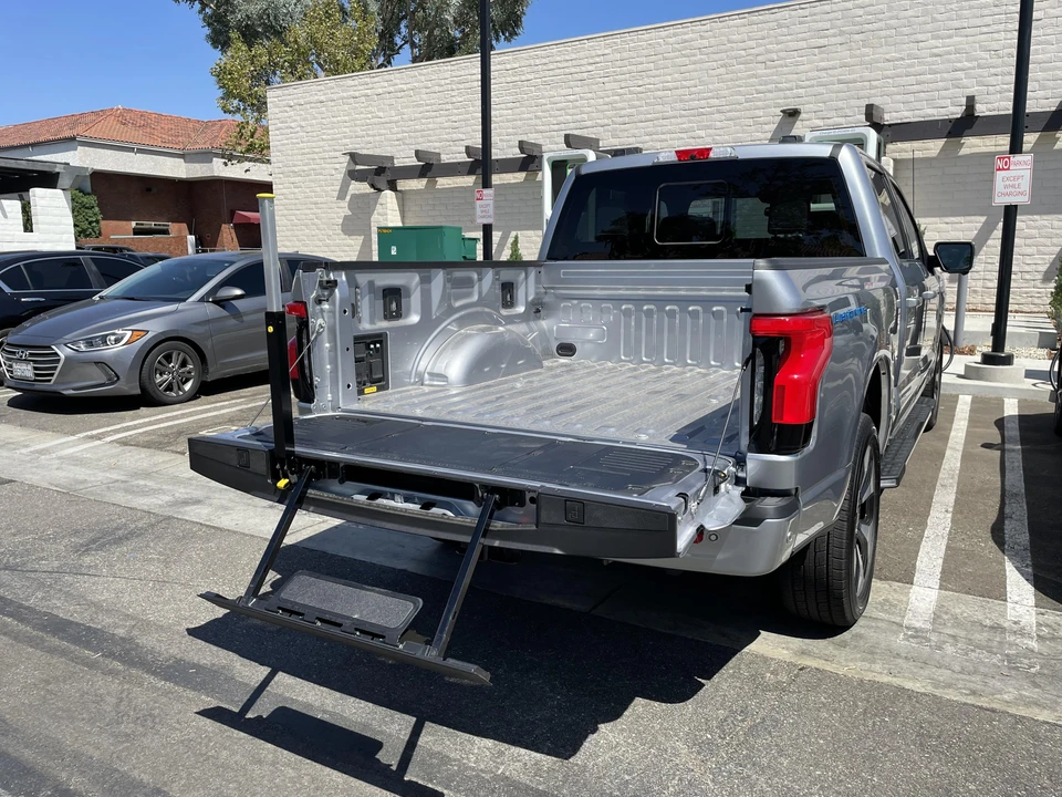 2022 Ford F-150 Lightning 14th Gen - Image 15 of 31
